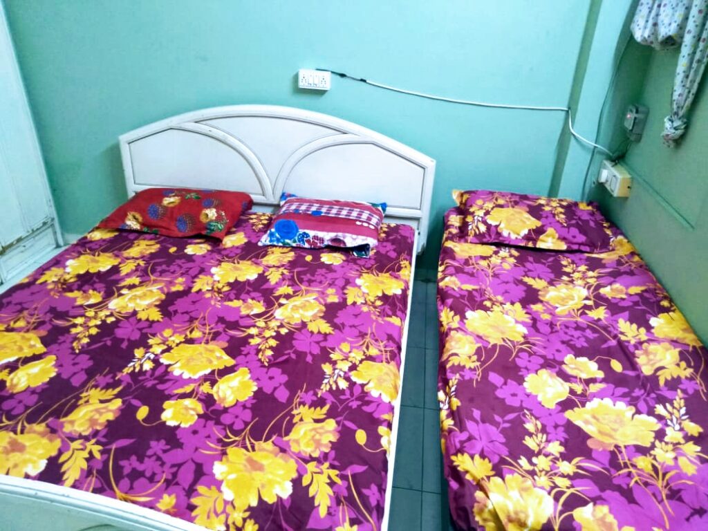 Single room pg in navrangpura for boys